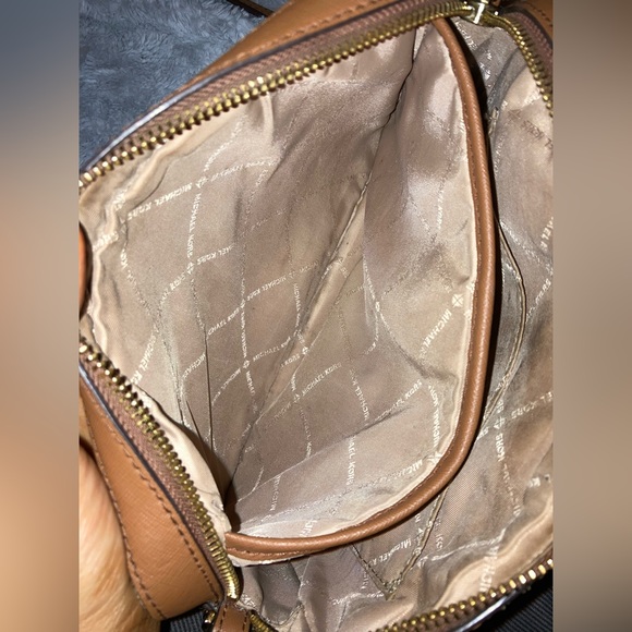 I’m selling my Michael Kors Jet Set Large Crossbody! - Picture 4 of 8